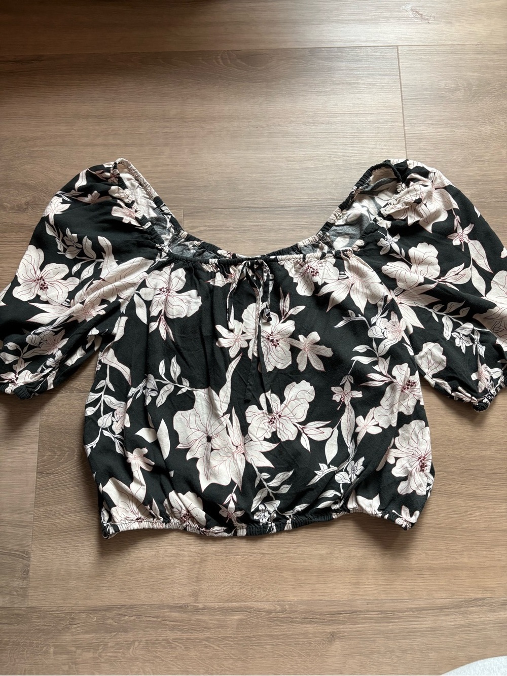 Sanctuary Boho Floral Off-Shoulder Peasant Crop Top in Black and Ivory- size S - Picture 3 of 8
